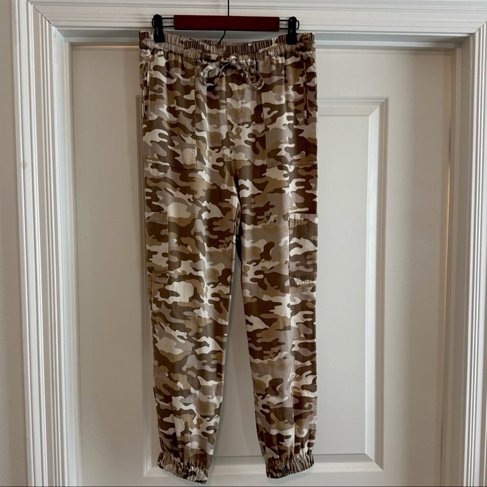 Elastic Waist & Ankle Camo Cargo Pants | size Large | NWT